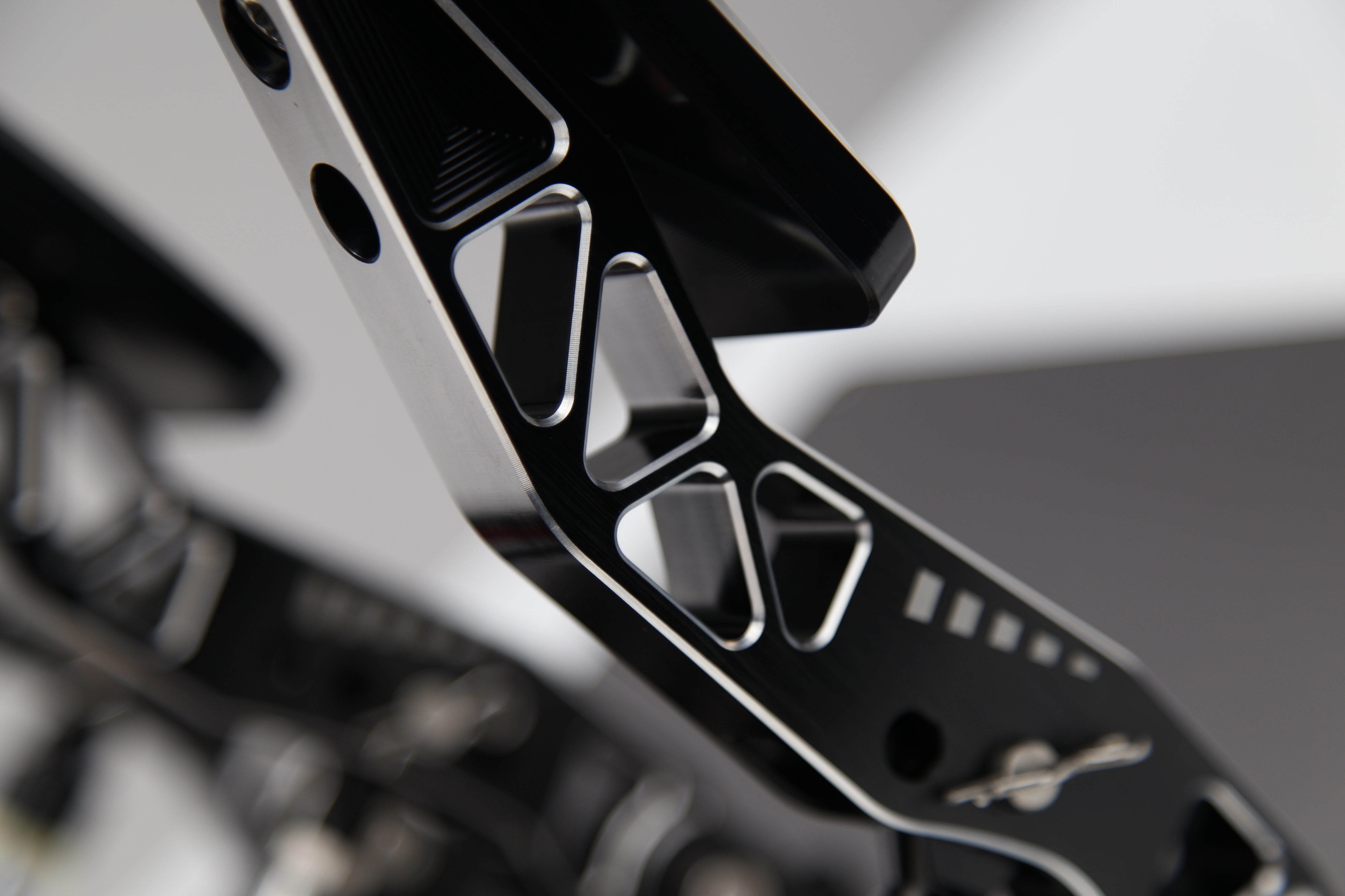 Simagic P2000 Hydraulic Pedal Set 200kg - DELENordic.com